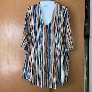 Sami and Jo short sleeve, top in polyester and spandex with a nice soft V-neck.